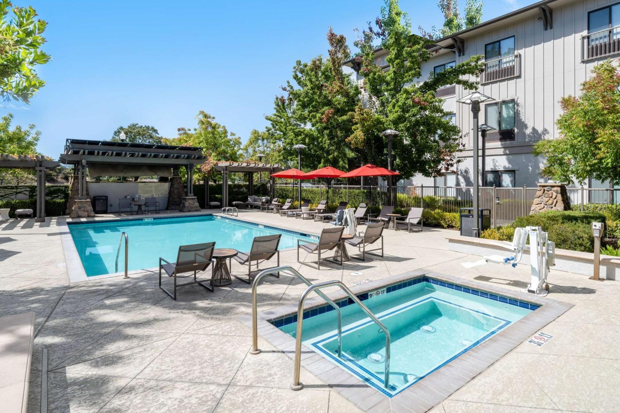Hampton Inn & Suites Windsor-Sonoma Wine Country Экстерьер фото